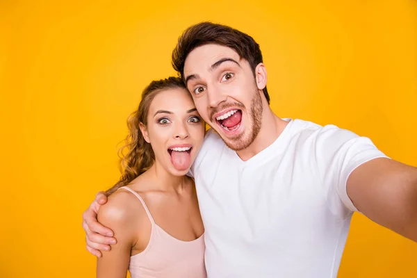 Auto-retrato de cômico engraçado cônjuges tiro selfie na frente ca — Fotografia de Stock