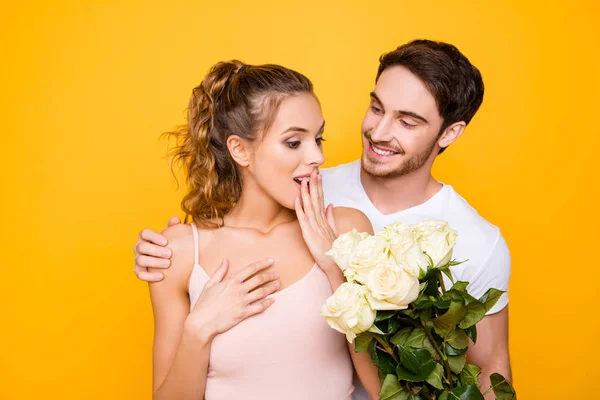 Porträt eines schönen Mannes bereiten Strauß weißer Rosen für Liebhaber — Stockfoto