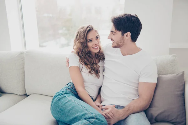 Porträt eines fröhlichen, positiven Paares, das sich anschaut — Stockfoto