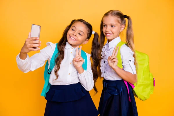 プロファイル側は、2 つの小さな女の子の写真を見るには、smartp selfie — ストック写真