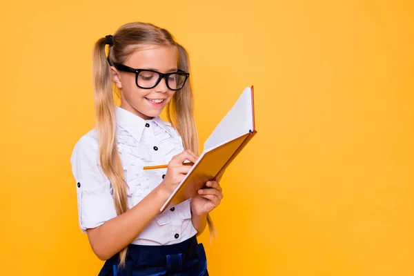 Letteratura imparare idea accademica concetto adolescente. Profilo laterale chiudi — Foto Stock