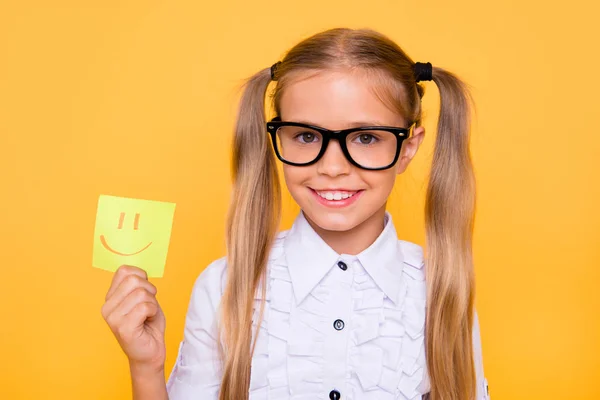 So niedlich süß ziemlich Nahaufnahme Porträt von entzückenden Schulkind ho — Stockfoto