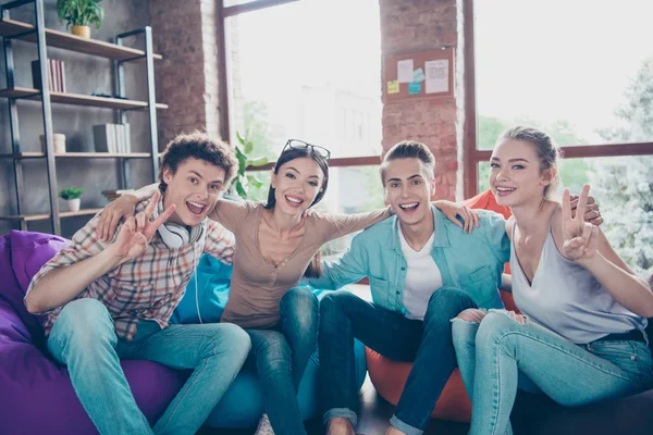 Unbekümmerter, fröhlicher und fröhlicher Youngster zeigt zwei Finger wie V-Zeichen — Stockfoto