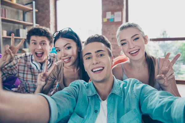 Primer plano retrato de jóvenes alegres hacer selfie en la parte delantera ca — Foto de Stock