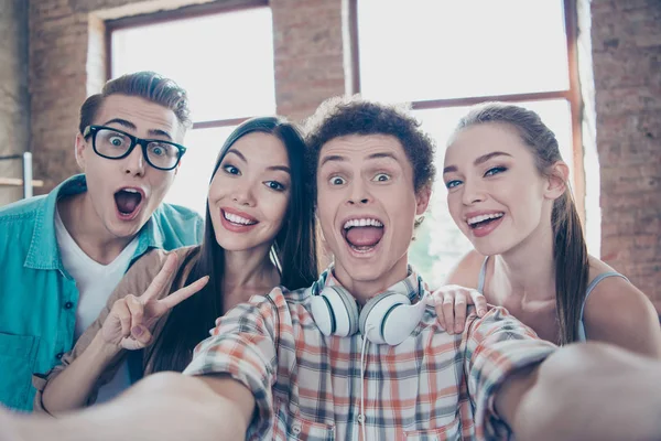 Gruppe Jugendlicher macht närrisches Selfie am Telefon aus einem Café — Stockfoto