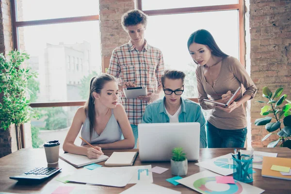 Concept van collaboratieve werk in office. Studenten kijken naar de mo — Stockfoto