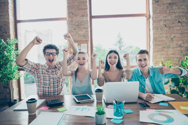 Cuatro alegres personas satisfechas alegre, amigos, chicos y chicas cel — Foto de Stock