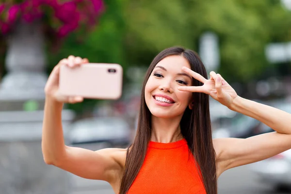 Çekici esmer kız selfie onu pembe Smartphone'da yapma bir — Stok fotoğraf
