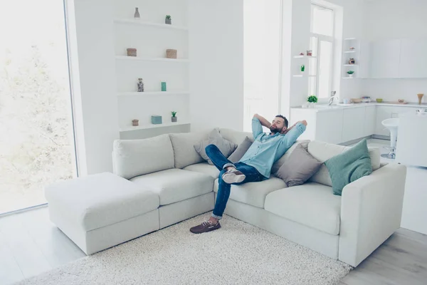 Портрет повнорозмірного спокійного чоловіка, що лежить на дивані тримає руку — стокове фото