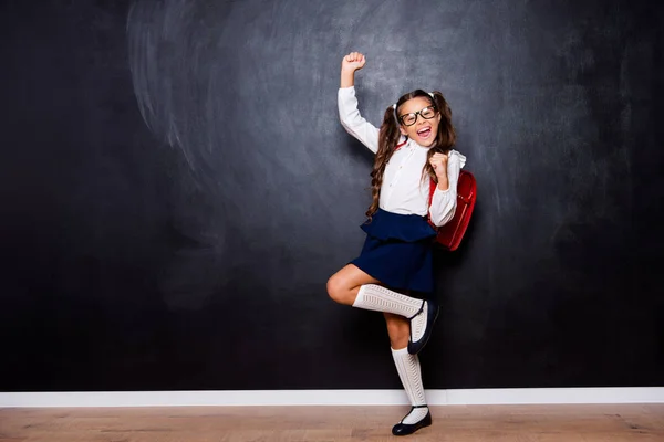 Tamaño completo cuerpo longitud de alegre inteligente lindo elegante pequeño gi —  Fotos de Stock