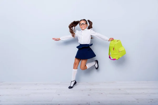 Dynamische Bilder, zurück zum Schulkonzept. volle Länge, Beine, Körper, — Stockfoto