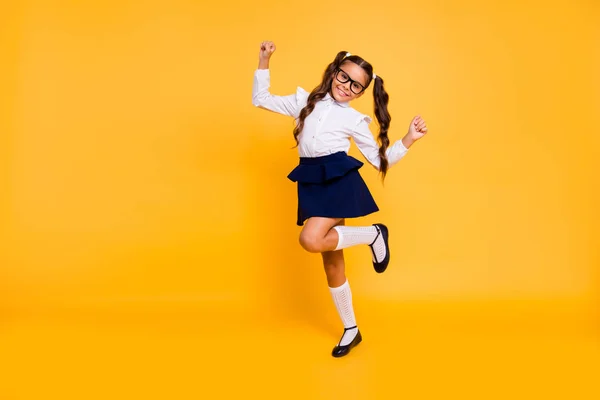 Estou feliz porque vou voltar para a escola Comprimento total, pernas, b — Fotografia de Stock