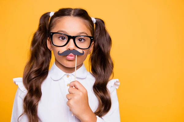 Eğlenceli yakın süslü, funky küçük kız portresi için serbest zaman — Stok fotoğraf