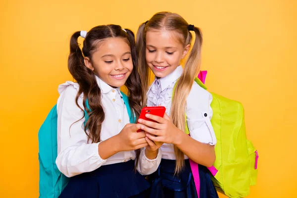 Retrato de cerca de dos niñas pequeñas felices en aislamiento de desgaste formal —  Fotos de Stock