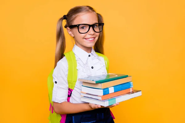 Zurück zum Schulkonzept zur Hälfte gedreht Nahaufnahme Portrait von l — Stockfoto