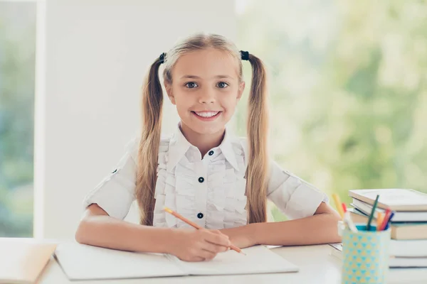 Im besten Schüler unter Klassenkameraden Nahaufnahme Foto drinnen Port — Stockfoto