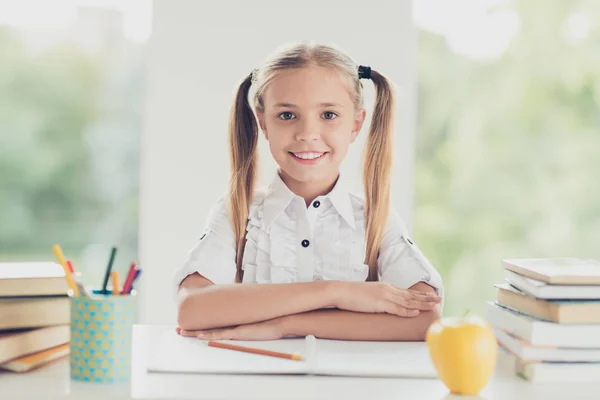 De volta ao conceito de escola. Fechar foto retrato de muito doce — Fotografia de Stock