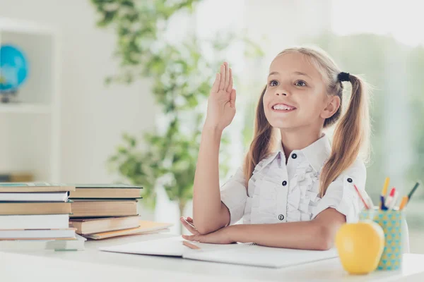 El pequeño preescolar quiere responder al concepto de la pregunta. Cierre — Foto de Stock