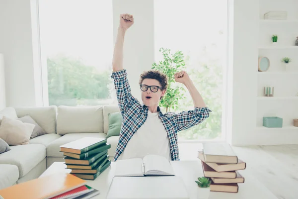 Bonito encaracolado animado jovem estudante cara em casa, nerd, w — Fotografia de Stock