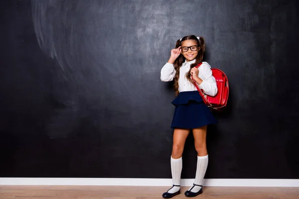 Pleine longueur du corps de contenu heureux belle petite litt mignonne intelligente — Photo