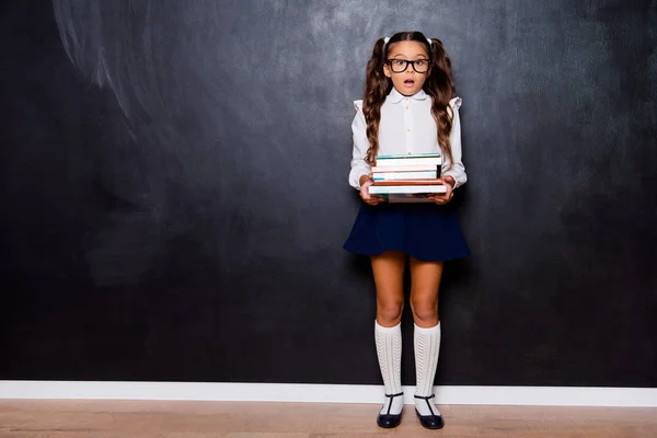 Tamaño completo cuerpo longitud de cansado agradable inteligente linda niña pequeña —  Fotos de Stock