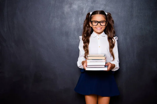 Contente positivo feliz agradável inteligente pequena menina bonito com encaracolado — Fotografia de Stock