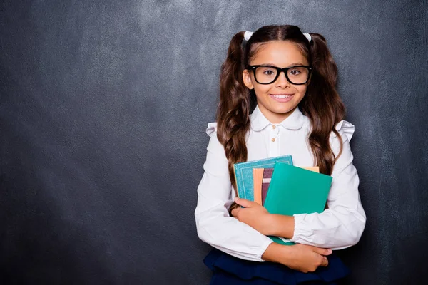 Feliz positivo agradável inteligente bonito pequena menina com encaracolado pigta — Fotografia de Stock