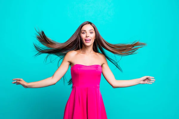 Jovem de cabelos retos doce concurso morena sorrindo menina vestindo — Fotografia de Stock