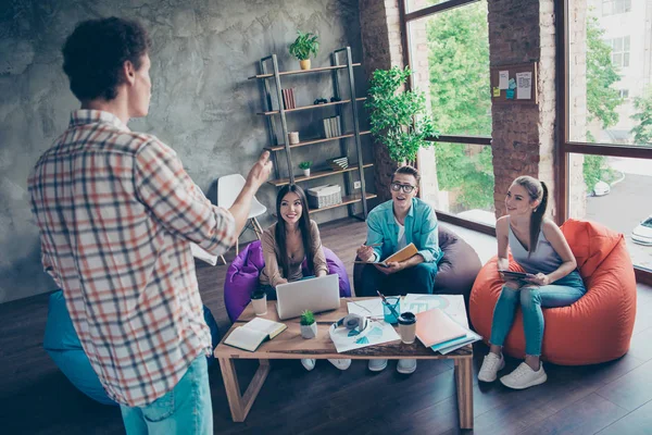 Fire søte, smarte, intelligente mennesker, venner i casu – stockfoto