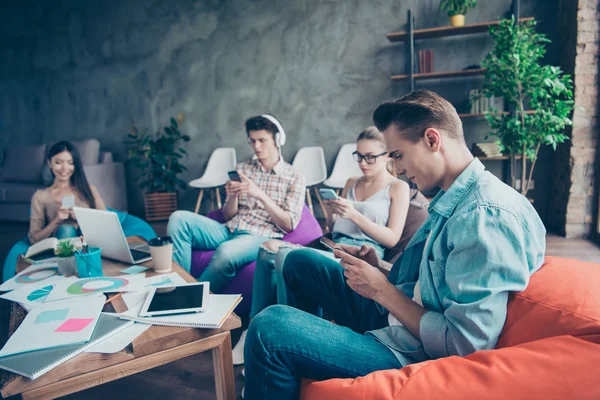 Fyra smarta, smart, snygg, allvarliga människor i casual, vänner, — Stockfoto