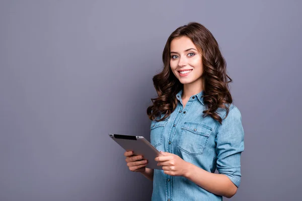 Trevlig söt intelligent innehåll glada positiva delikat winsome — Stockfoto