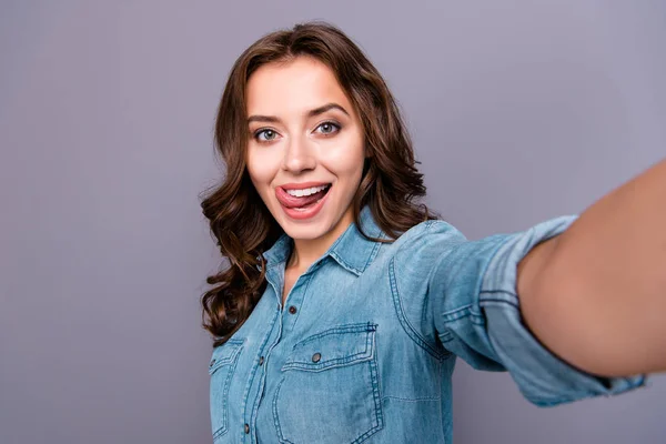 Auto-retrato de bonito bonito bonito flerte alegre adorável attrac — Fotografia de Stock