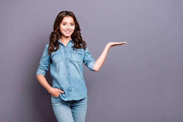 Nice elegante muito alegre atraente adorável menina com ondulado — Fotografia de Stock