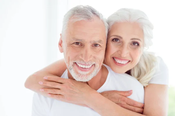 Dos personas despreocupadas, descuidadas y positivamente parejas con cabello gris —  Fotos de Stock