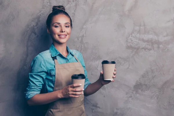 Bonita, soñadora, encantadora chica sostiene taza desechable con bebidas a —  Fotos de Stock