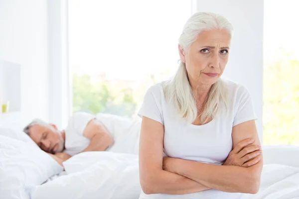 Situación problemática difícil en el concepto de relación. Ofendido wo — Foto de Stock