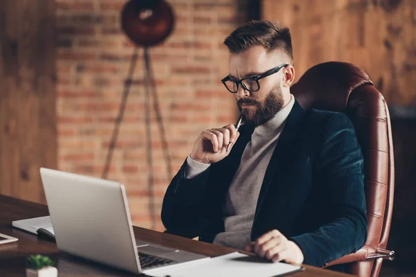 Elegante klassische bärtige intelligente intelligente gutaussehende Attraktion — Stockfoto