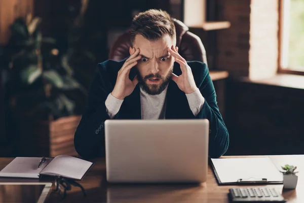 Elegante klassische smart kluge bärtige traurig wütend gutaussehende Attraktion — Stockfoto