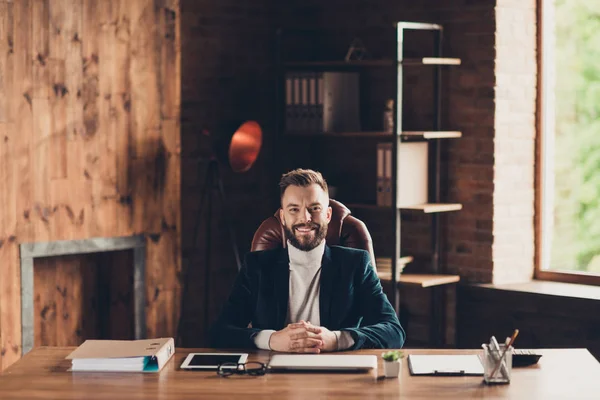 Elegante klassieke vrolijke stijlvolle smart slim bebaarde knap een — Stockfoto