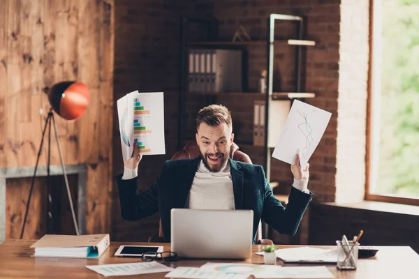 Elegant froh fröhlich stilvoll smart klug bärtig gutaussehend attr — Stockfoto