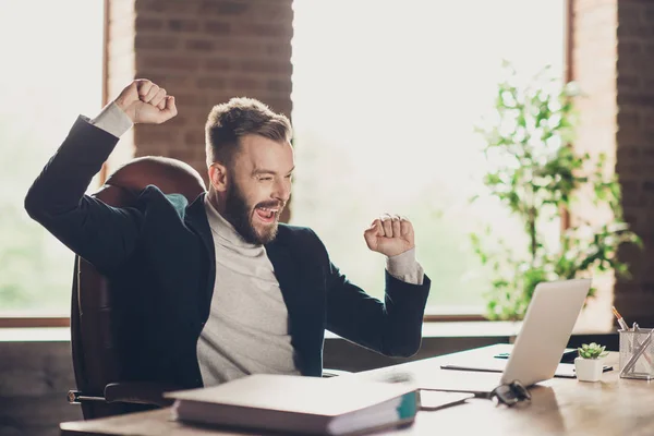 Clásico elegante alegre alegre inteligente inteligente barbudo h — Foto de Stock