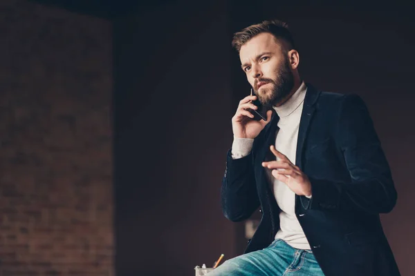 Clásico elegante inteligente inteligente preocupado tensa mente barbudo barbudo — Foto de Stock