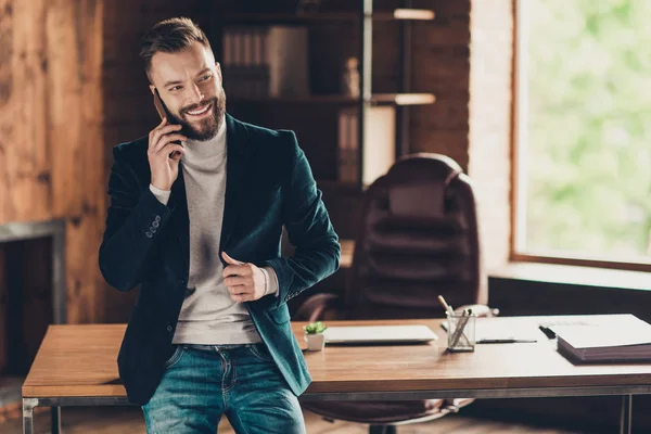 Klassieke elegante stijlvolle slimme vrolijke inhoud ervan overtuigd luxe — Stockfoto