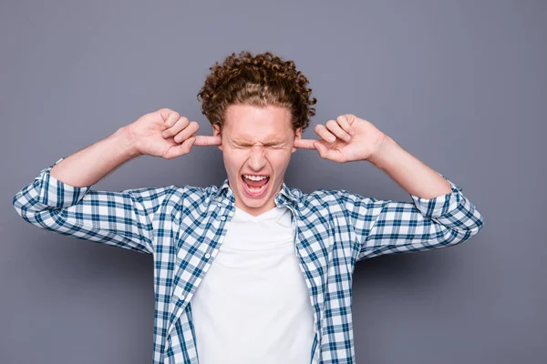 Stijlvol trendy aantrekkelijke knappe ongelukkige jonge man met golvende h — Stockfoto