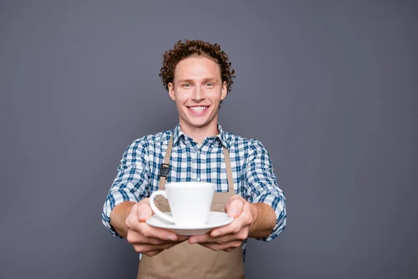 Stijlvol trendy aardige aantrekkelijke vrolijke positieve vent met golvende h — Stockfoto