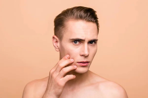 Portrait of frustrated, naked brown-haired man looking for acne — Stock Photo, Image