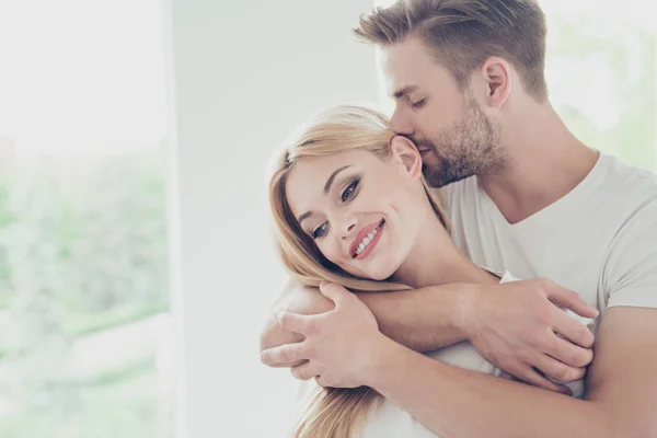 Portrait von schönen attraktiven süßen schönen charmanten netten — Stockfoto