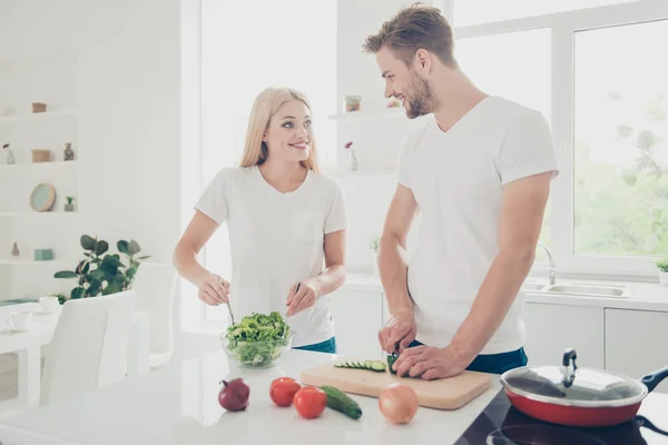 Två fina bedårande positiva rolig glad snygg trendig gift med peo — Stockfoto