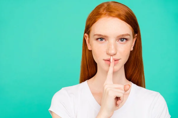 Maar vertel niet iedereen dicht omhoog portret van de raadselachtige vrouw in — Stockfoto