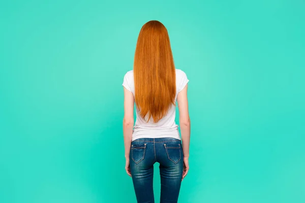Вид ззаду жінки з довгим волоссям, носити в джинсовому одязі — стокове фото